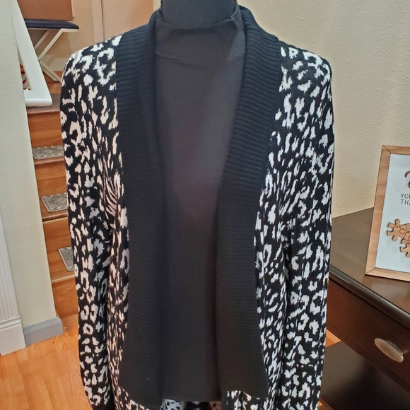 Question by say what Long black/white sweater with black trim - Picture 2 of 11